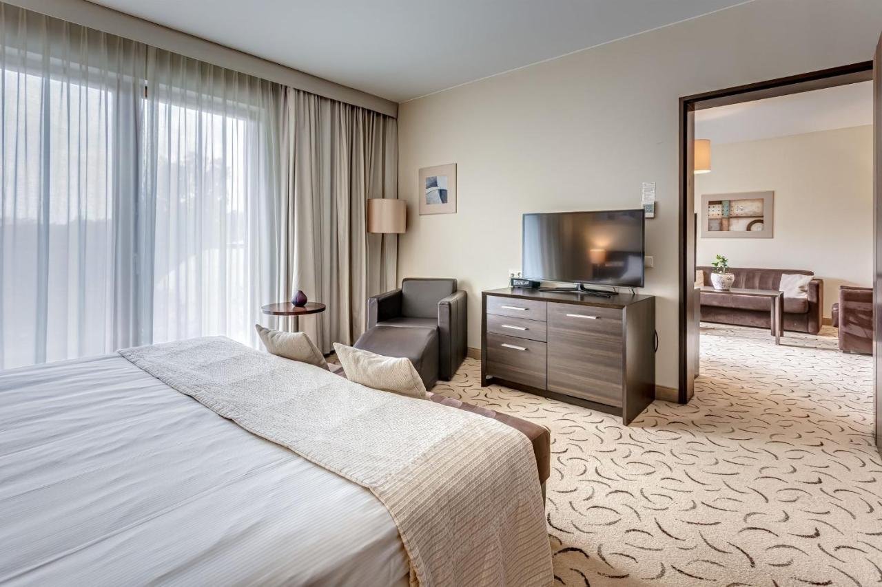 Holiday Inn Resort Warsaw Jozefow By Ihg Exterior photo