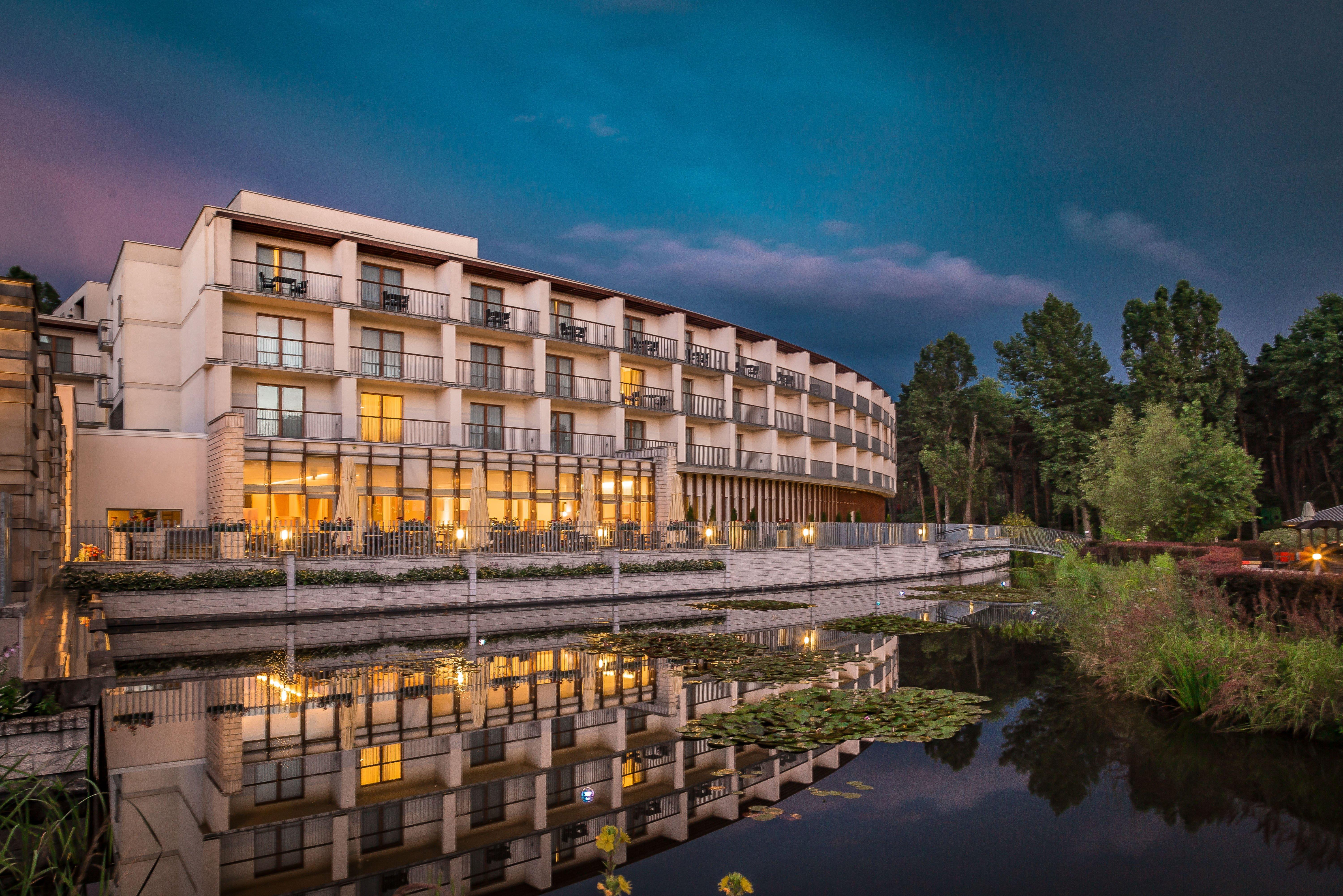 Holiday Inn Resort Warsaw Jozefow By Ihg Exterior photo