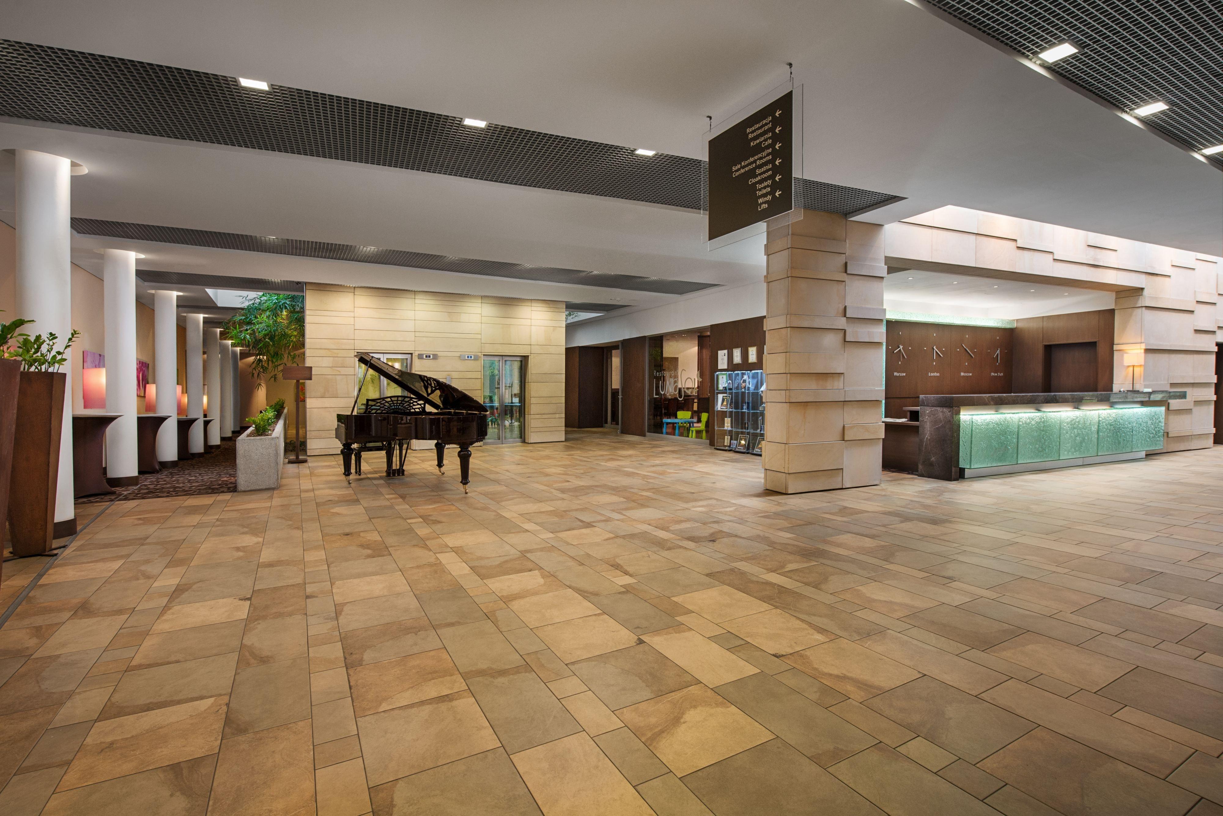 Holiday Inn Resort Warsaw Jozefow By Ihg Exterior photo